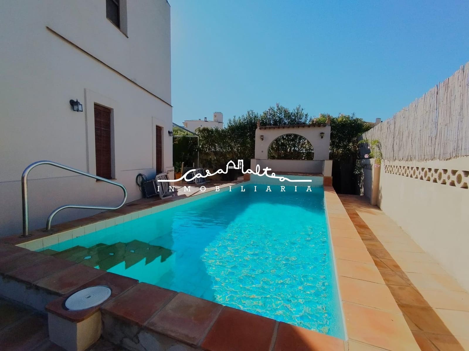 3 makuuhuone Huvila vuokrattavana paikassa Albir mukana uima-altaan - 2 500 € (Ref: 9446595)