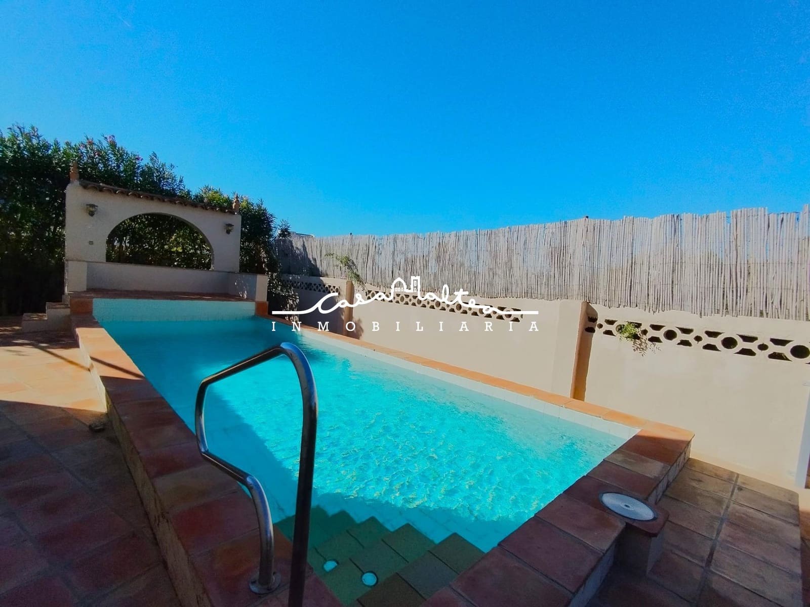 3 makuuhuone Huvila vuokrattavana paikassa Albir mukana uima-altaan - 2 500 € (Ref: 9446595)