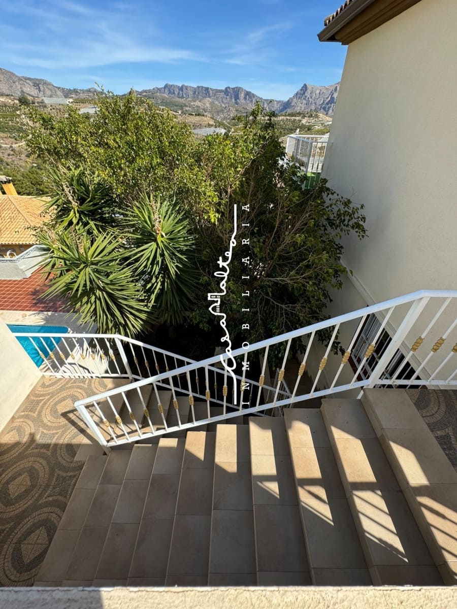 4 makuuhuone Huvila myytävänä paikassa Callosa d'En Sarria mukana uima-altaan 
autotalli - 470 000 € (Ref: 9690944)