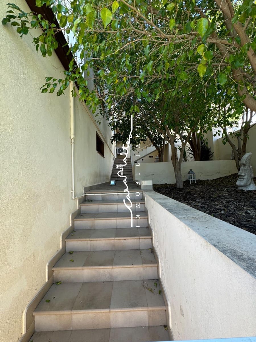 4 makuuhuone Huvila myytävänä paikassa Callosa d'En Sarria mukana uima-altaan 
autotalli - 470 000 € (Ref: 9690944)