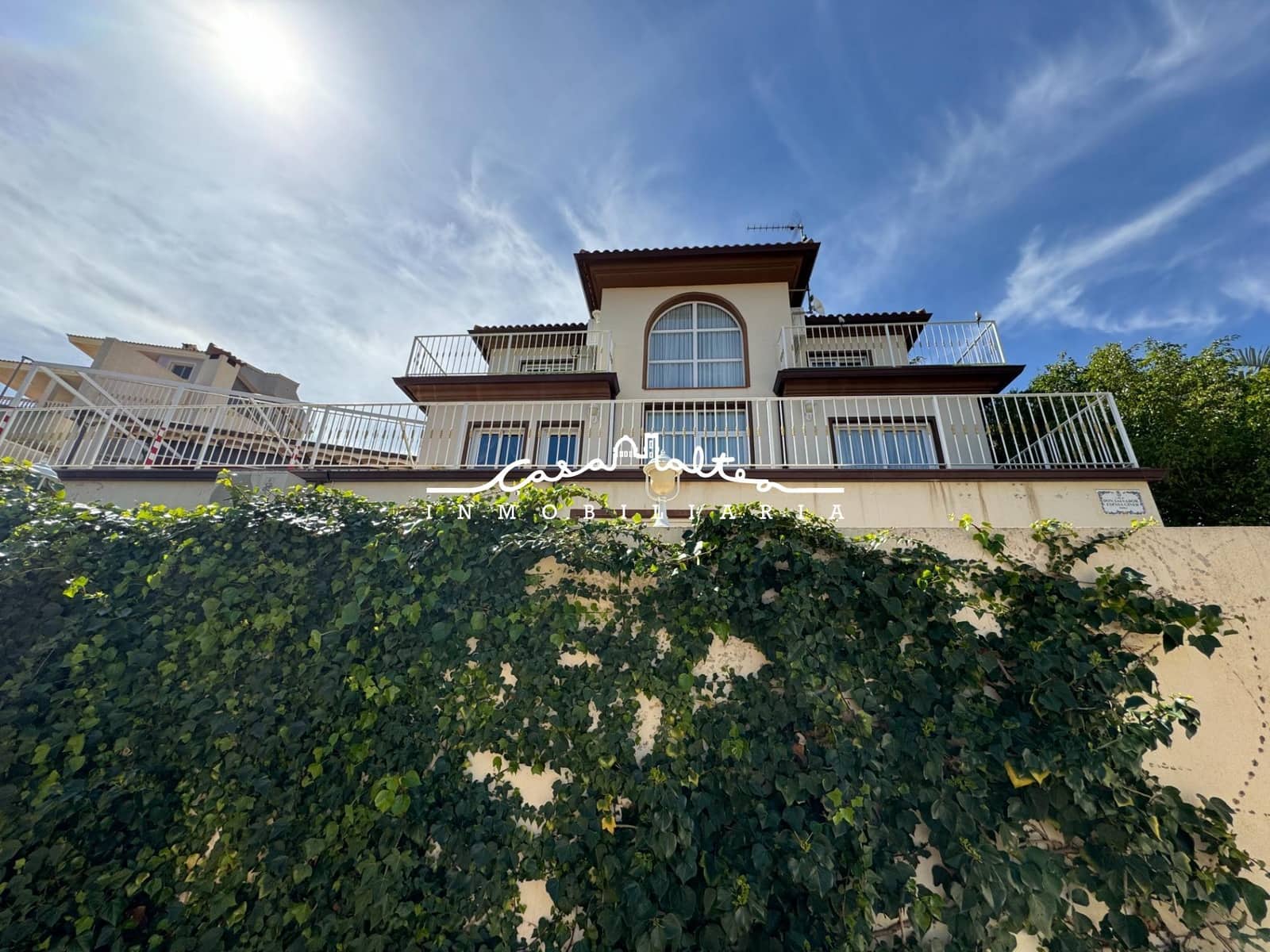 4 makuuhuone Huvila myytävänä paikassa Callosa d'En Sarria mukana uima-altaan 
autotalli - 470 000 € (Ref: 9690944)