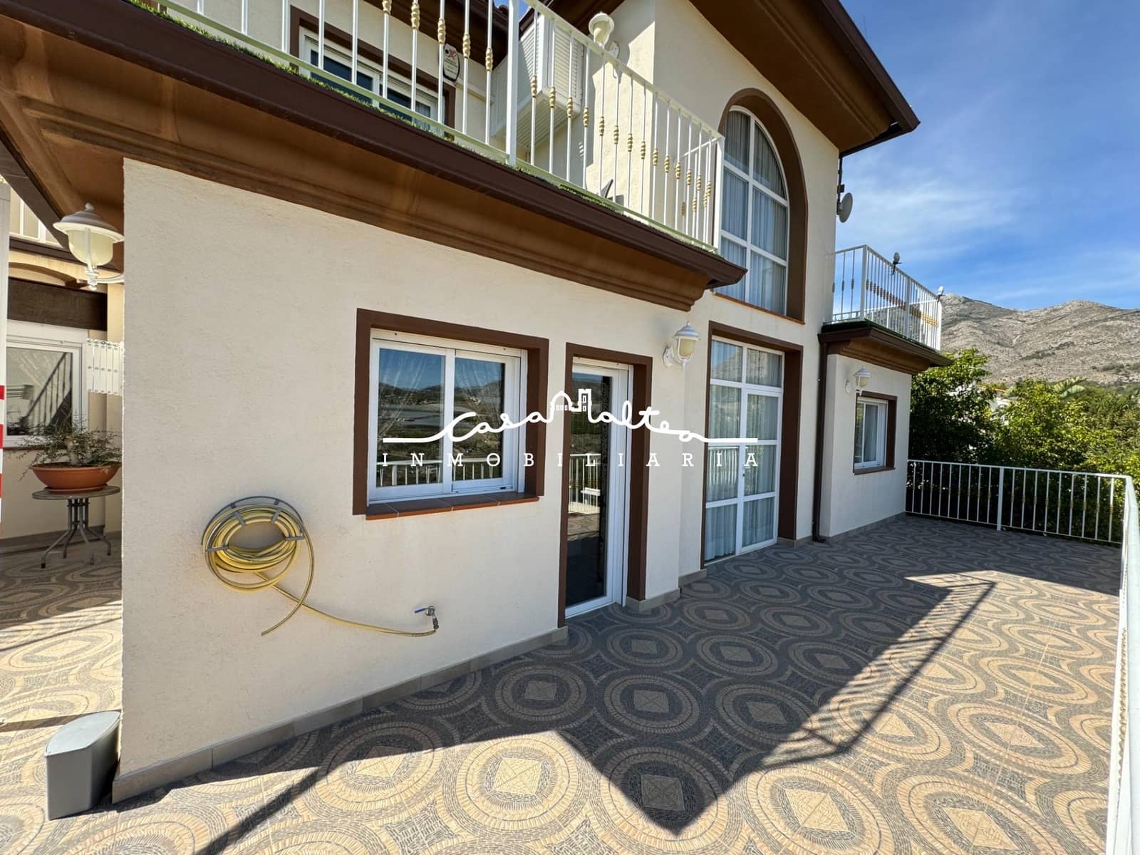 4 makuuhuone Huvila myytävänä paikassa Callosa d'En Sarria mukana uima-altaan 
autotalli - 470 000 € (Ref: 9690944)