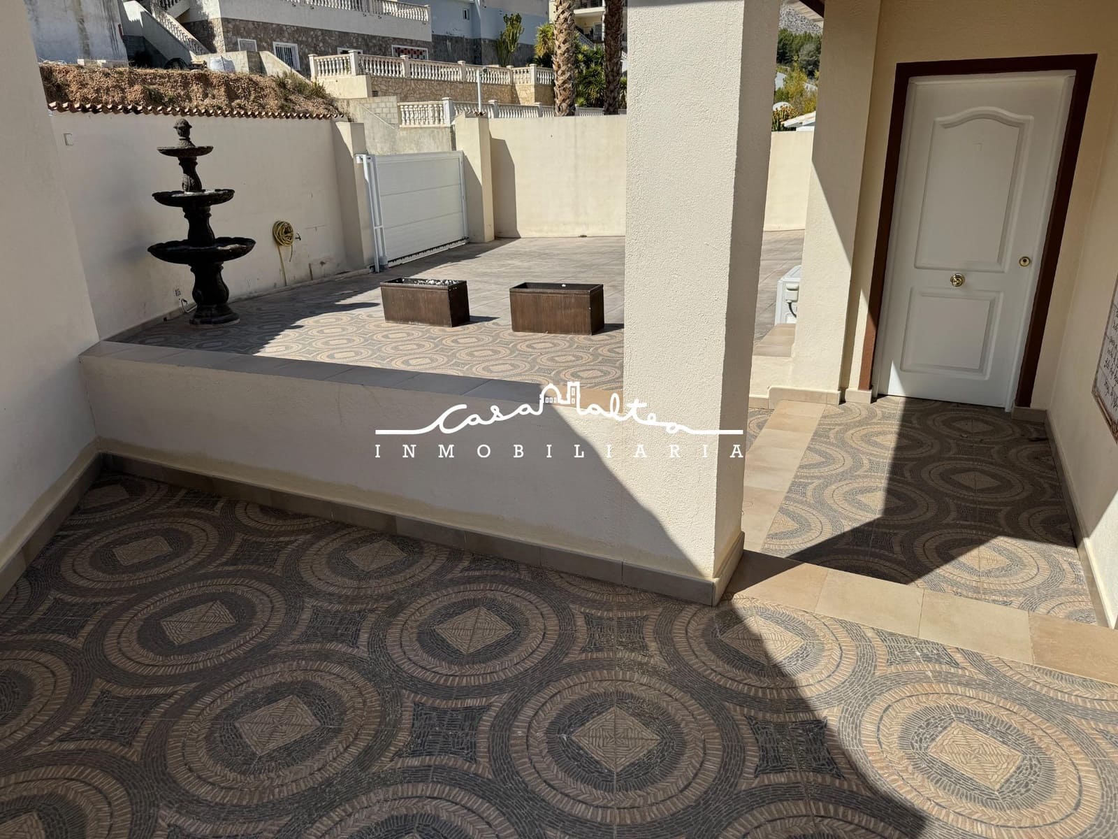 4 makuuhuone Huvila myytävänä paikassa Callosa d'En Sarria mukana uima-altaan 
autotalli - 470 000 € (Ref: 9690944)