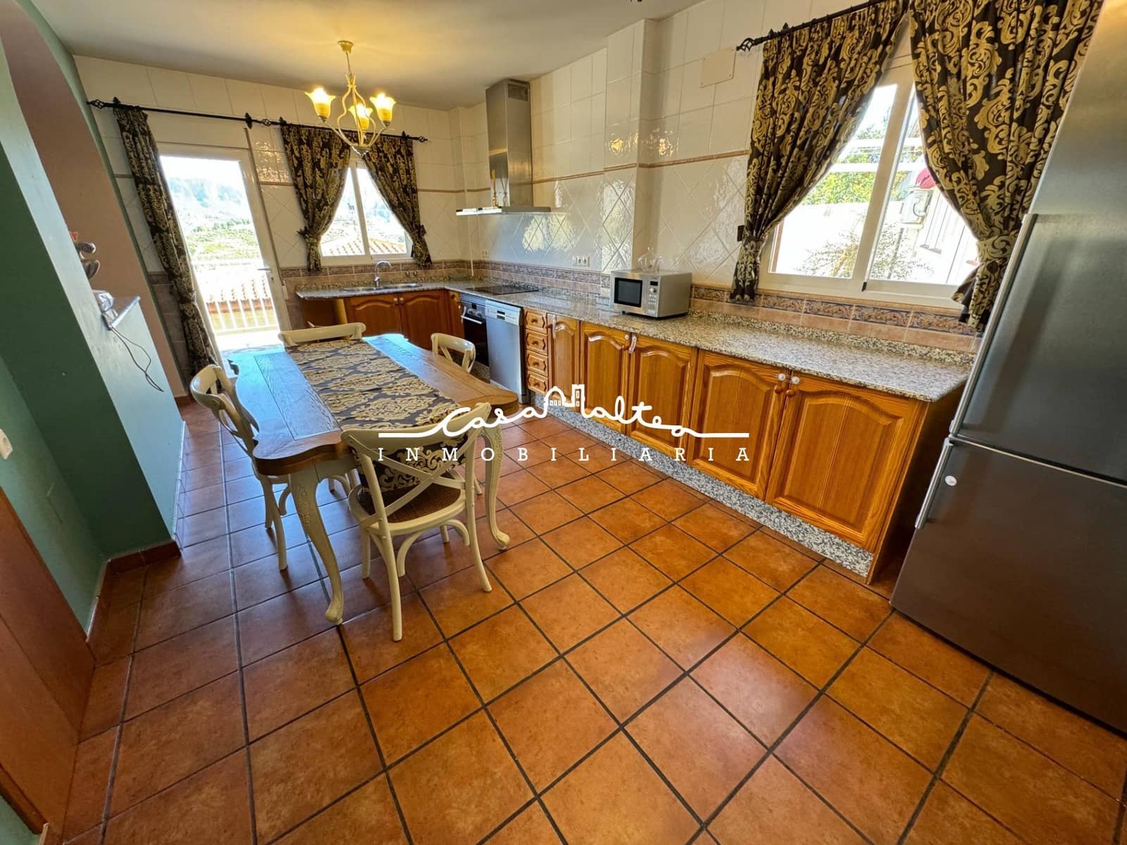 4 makuuhuone Huvila myytävänä paikassa Callosa d'En Sarria mukana uima-altaan 
autotalli - 470 000 € (Ref: 9690944)