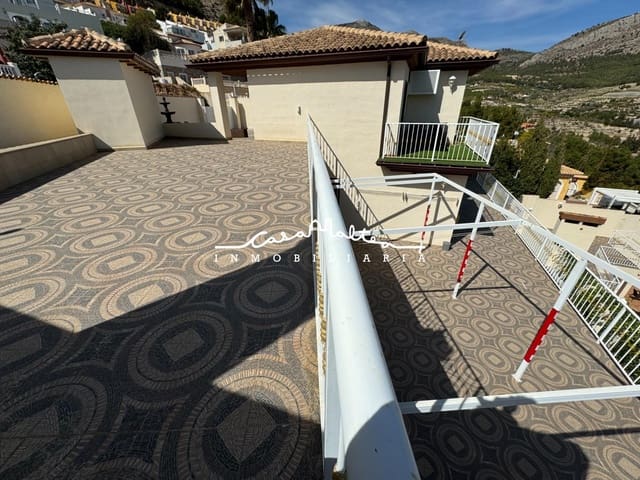 4 makuuhuone Huvila myytävänä paikassa Callosa d'En Sarrià mukana uima-altaan 
autotalli - 470 000 € (Ref: 9690944)