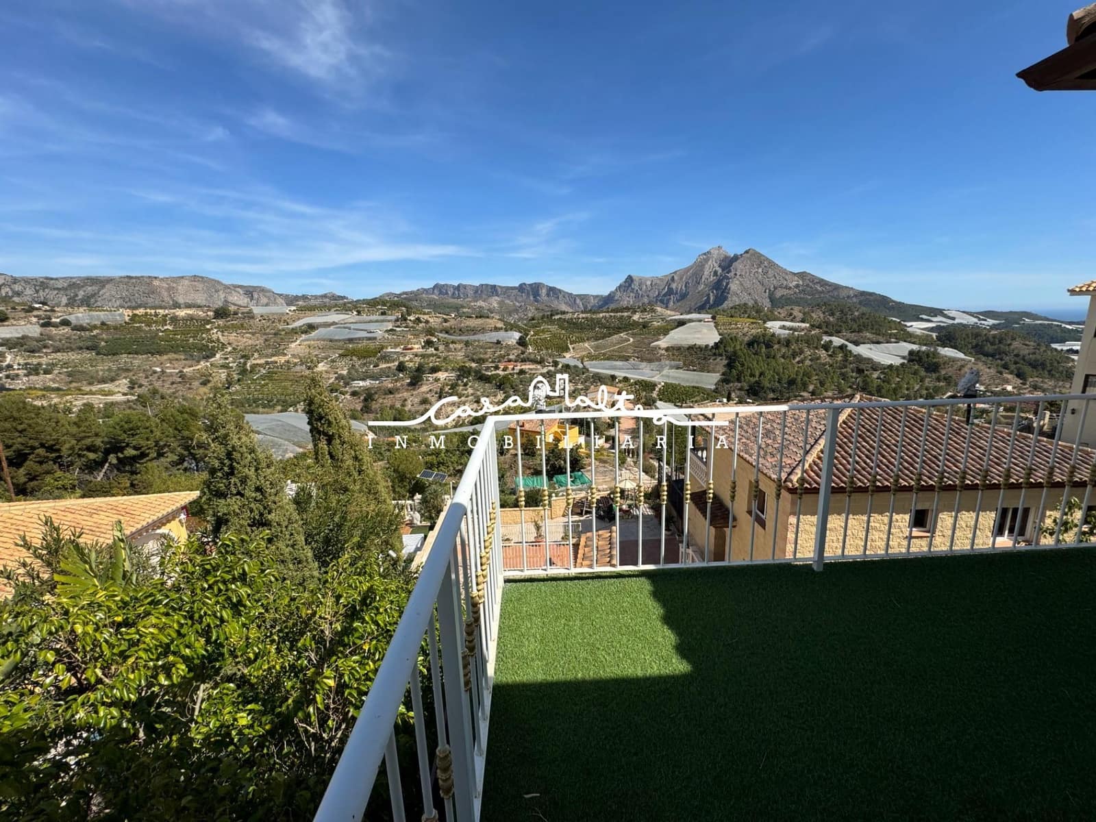 4 makuuhuone Huvila myytävänä paikassa Callosa d'En Sarria mukana uima-altaan 
autotalli - 470 000 € (Ref: 9690944)