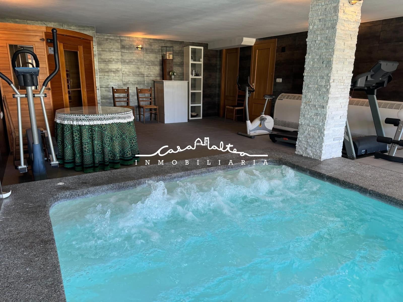 4 makuuhuone Huvila myytävänä paikassa Callosa d'En Sarria mukana uima-altaan 
autotalli - 470 000 € (Ref: 9690944)