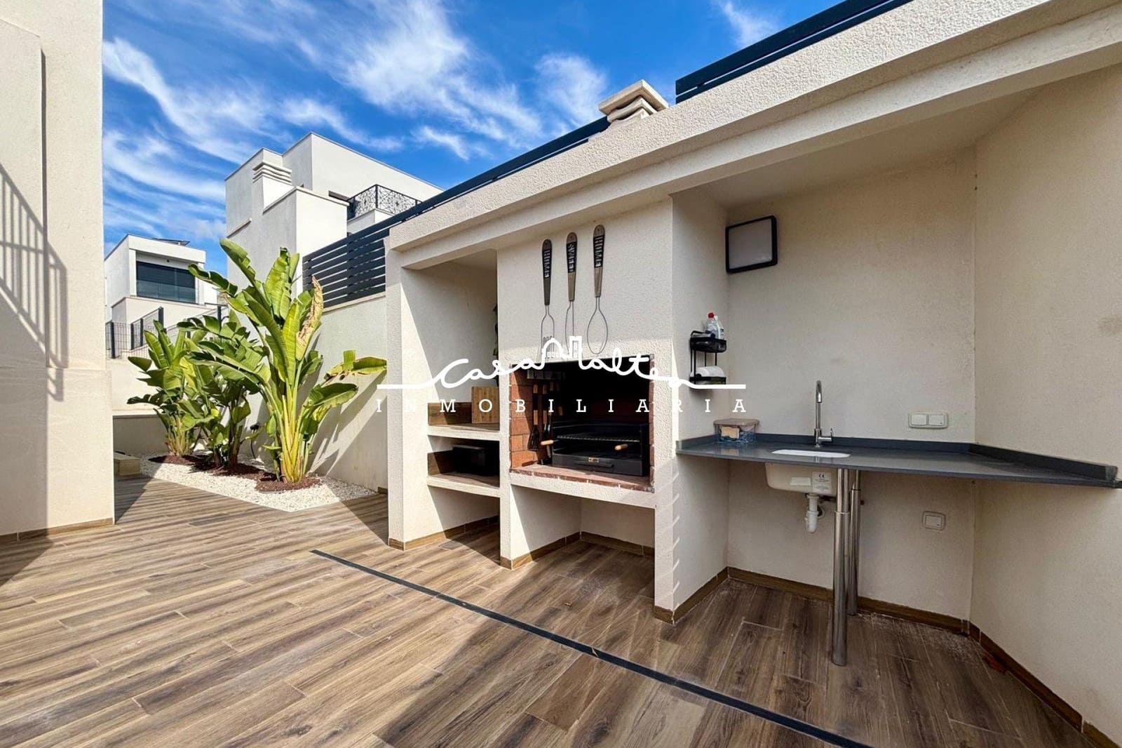 5 bedroom Villa for sale in Polop with pool garage - € 680,000 (Ref: 9862017)