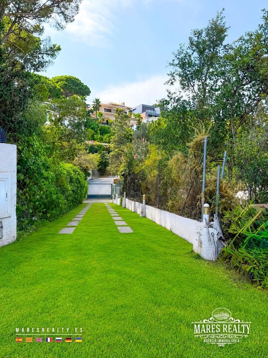 3 soverom Villa til salgs i Lloret de Mar med svømmebasseng garasje - € 1 500 000 (Ref: 10173136)