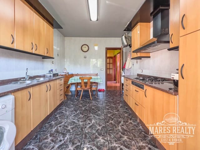 6 bedroom Villa for sale in Mas Romeu, Lloret de Mar with pool garage - € 525,000 (Ref: 7381296)