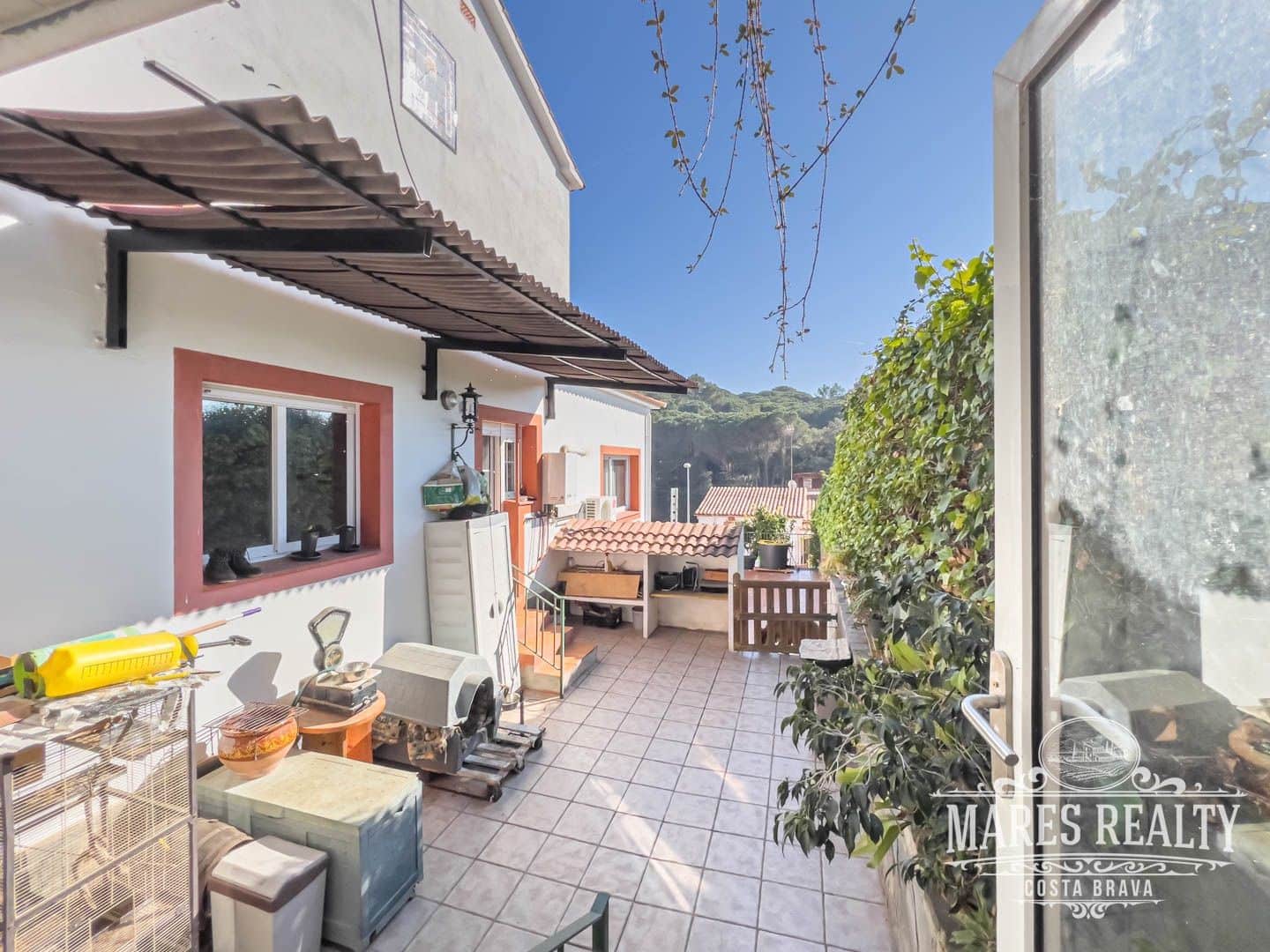 6 bedroom Villa for sale in Lloret de Mar with pool garage - € 525,000 (Ref: 7381296)