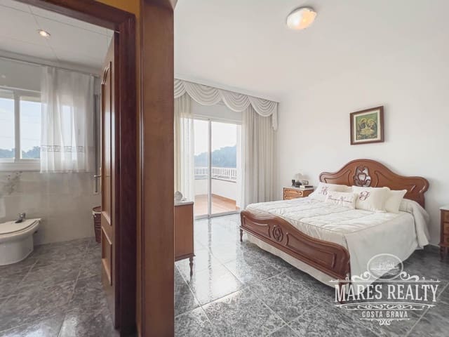 Chalet de 4 habitaciones en Lloret de Mar en venta con piscina garaje - 499.000 € (Ref: 7465192)