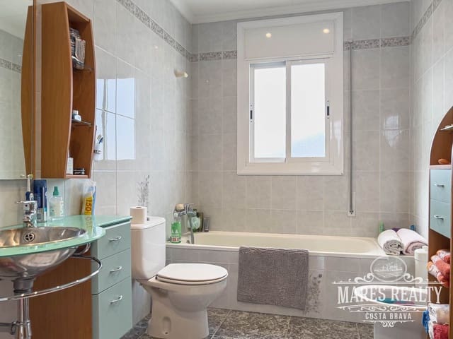 Chalet de 4 habitaciones en Lloret de Mar en venta con piscina garaje - 499.000 € (Ref: 7465192)