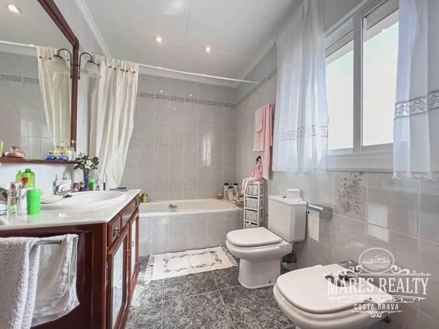 Chalet de 4 habitaciones en Lloret de Mar en venta con piscina garaje - 499.000 € (Ref: 7465192)