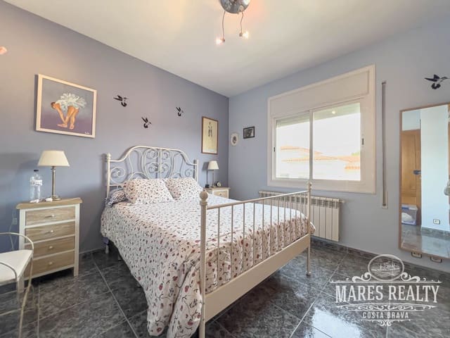 Chalet de 4 habitaciones en Lloret de Mar en venta con piscina garaje - 499.000 € (Ref: 7465192)