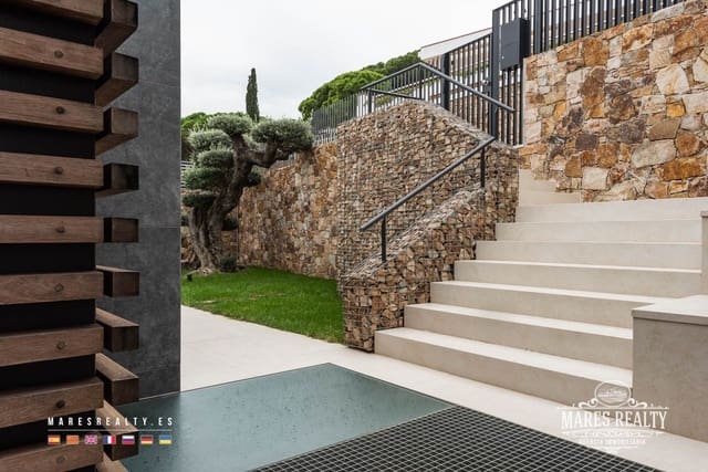 6 slaapkamer Villa te koop in Canyelles, Lloret de Mar met zwembad garage - € 4.500.000 (Ref: 7561786)