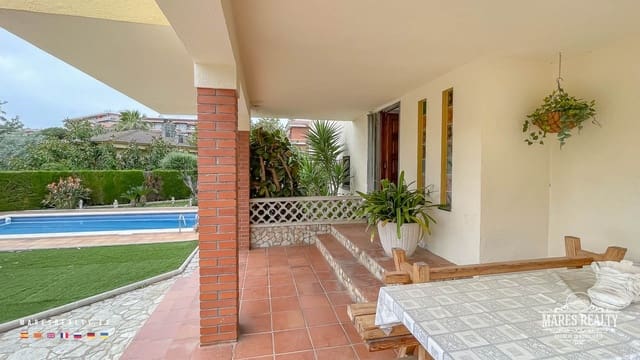 3 makuuhuone Huvila myytävänä paikassa Roca Grossa, Lloret de Mar mukana uima-altaan 
autotalli - 590 000 € (Ref: 7580553)