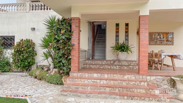 3 makuuhuone Huvila myytävänä paikassa Roca Grossa, Lloret de Mar mukana uima-altaan 
autotalli - 590 000 € (Ref: 7580553)