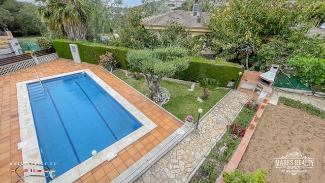 3 makuuhuone Huvila myytävänä paikassa Roca Grossa, Lloret de Mar mukana uima-altaan 
autotalli - 590 000 € (Ref: 7580553)