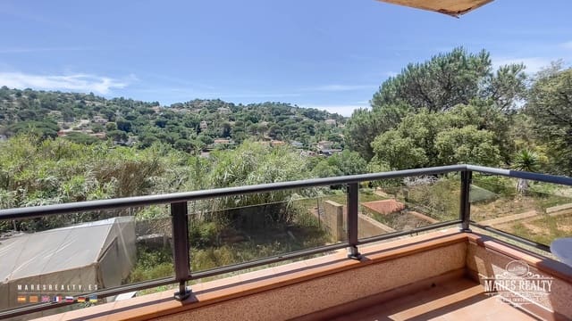 6 bedroom Villa for sale in Urbanitzacions del Nord, Lloret de Mar with garage - € 400,000 (Ref: 7638792)