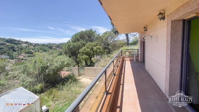 6 bedroom Villa for sale in Urbanitzacions del Nord, Lloret de Mar with garage - € 400,000 (Ref: 7638792)
