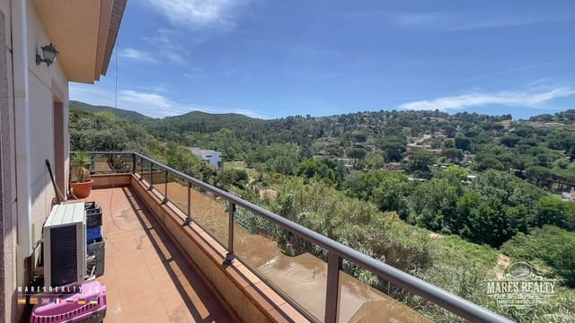 6 bedroom Villa for sale in Urbanitzacions del Nord, Lloret de Mar with garage - € 400,000 (Ref: 7638792)