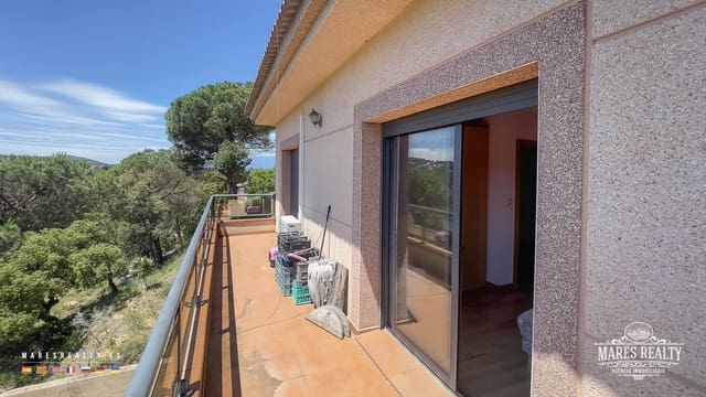 6 bedroom Villa for sale in Urbanitzacions del Nord, Lloret de Mar with garage - € 400,000 (Ref: 7638792)