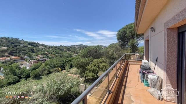 6 bedroom Villa for sale in Urbanitzacions del Nord, Lloret de Mar with garage - € 400,000 (Ref: 7638792)
