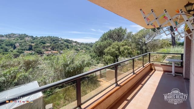 6 bedroom Villa for sale in Urbanitzacions del Nord, Lloret de Mar with garage - € 400,000 (Ref: 7638792)