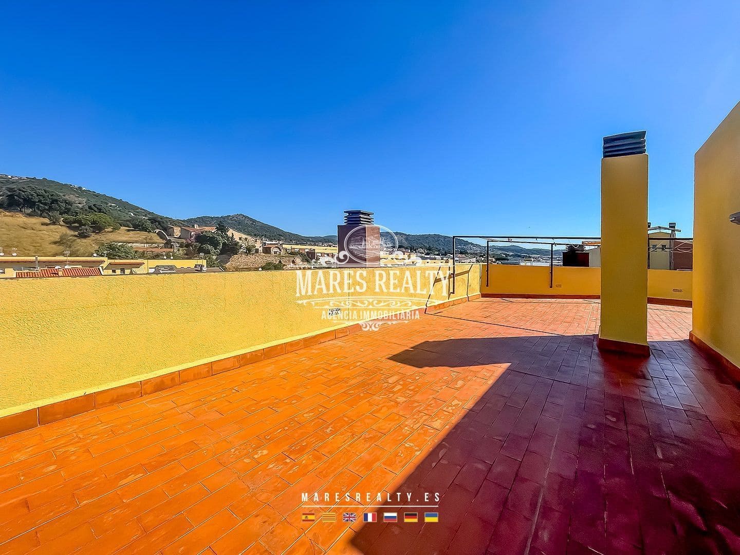 3 bedroom Flat for sale in Pineda de Mar with garage - € 260,000 (Ref: 7647090)