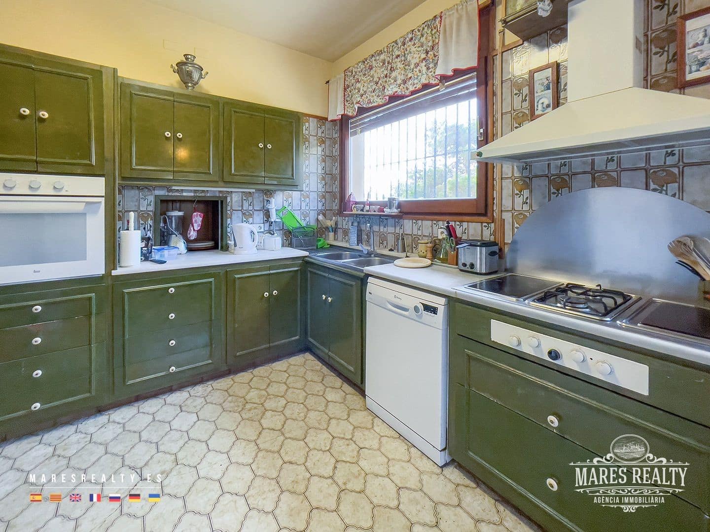 7 bedroom Villa for sale in Lloret de Mar with pool garage - € 650,000 (Ref: 7899350)