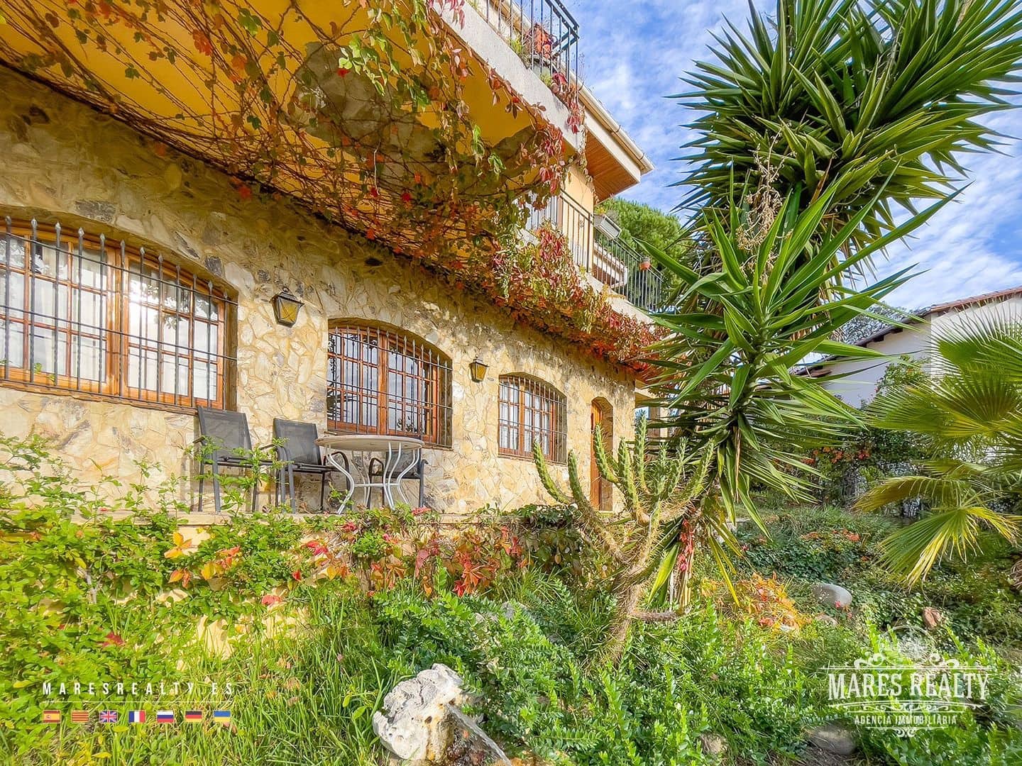 7 bedroom Villa for sale in Lloret de Mar with pool garage - € 650,000 (Ref: 7899350)