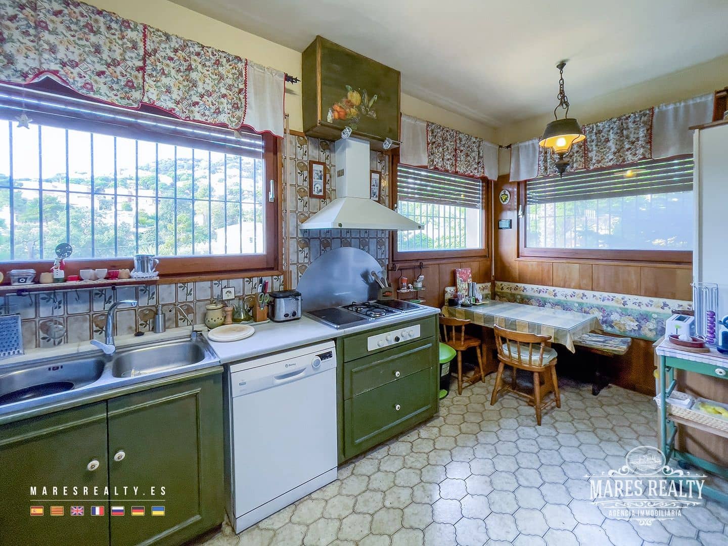 7 bedroom Villa for sale in Lloret de Mar with pool garage - € 650,000 (Ref: 7899350)