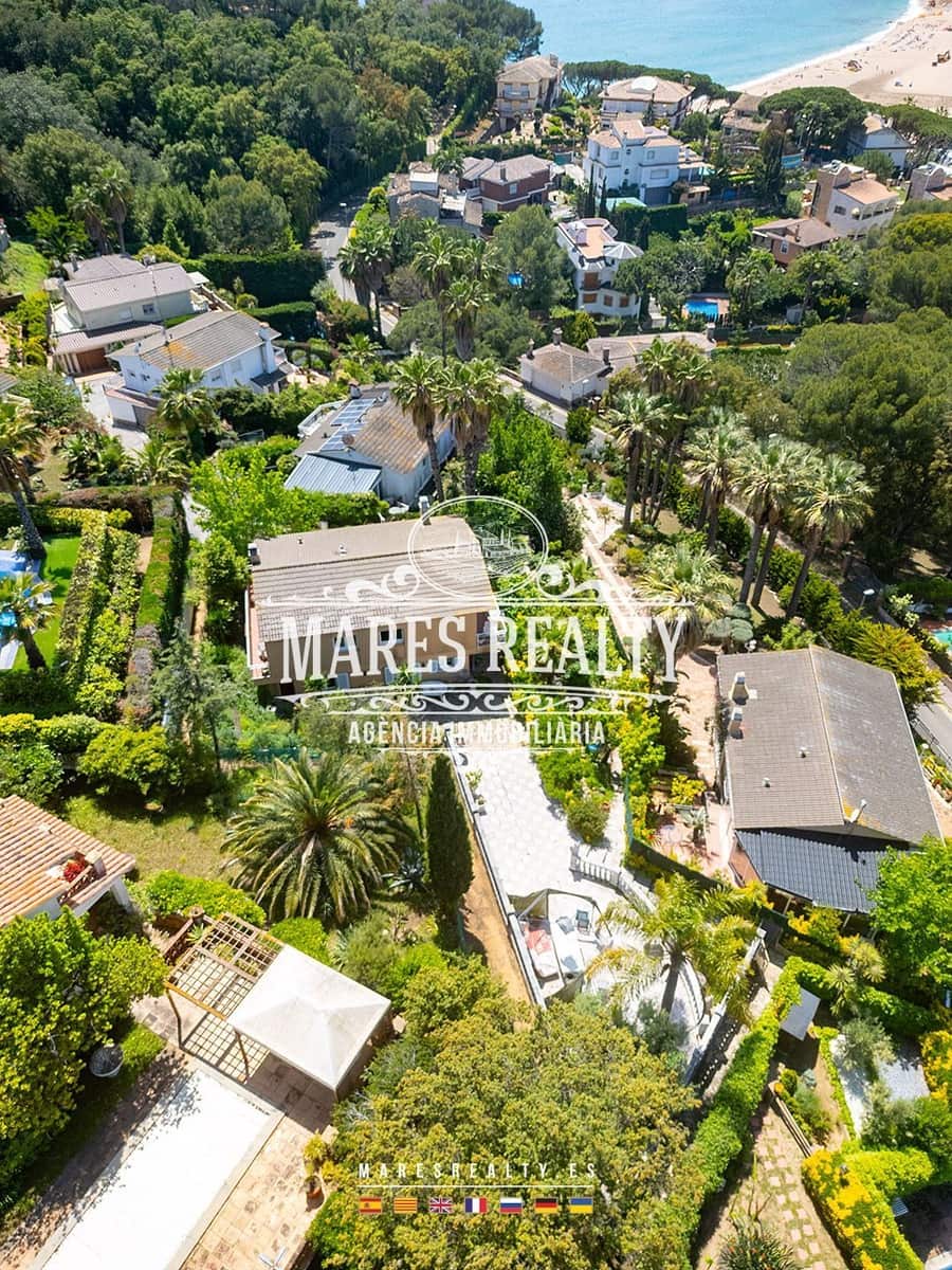 Chalet de 7 habitaciones en Lloret de Mar en venta con piscina garaje - 700.000 € (Ref: 8327303)