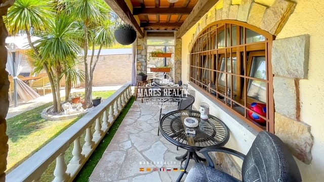 5 bedroom Villa for sale in Fenals, Lloret de Mar with pool garage - € 650,000 (Ref: 8438339)