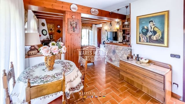 5 bedroom Villa for sale in Fenals, Lloret de Mar with pool garage - € 650,000 (Ref: 8438339)