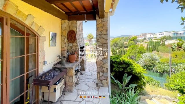 5 bedroom Villa for sale in Fenals, Lloret de Mar with pool garage - € 650,000 (Ref: 8438339)