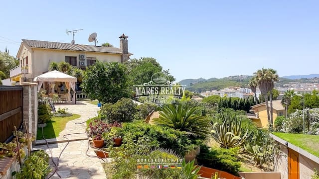 5 bedroom Villa for sale in Fenals, Lloret de Mar with pool garage - € 650,000 (Ref: 8438339)