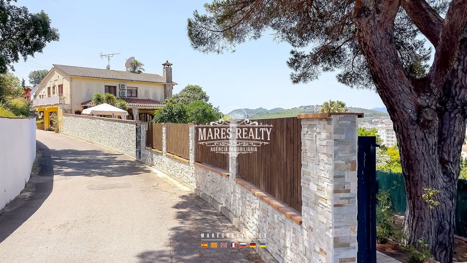 5 bedroom Villa for sale in Lloret de Mar with pool garage - € 650,000 (Ref: 8438339)