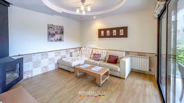 3 makuuhuone Huvila myytävänä paikassa Lloret de Mar mukana uima-altaan 
autotalli - 475 000 € (Ref: 8539523)