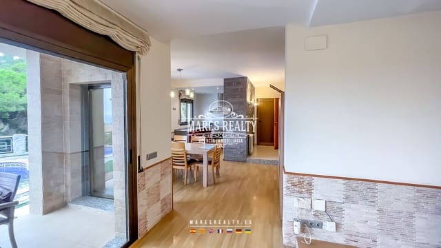 3 makuuhuone Huvila myytävänä paikassa Lloret de Mar mukana uima-altaan 
autotalli - 475 000 € (Ref: 8539523)