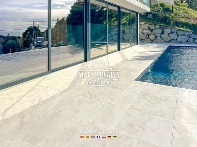 4 bedroom Villa for sale in Santa Susanna with pool garage - € 860,000 (Ref: 8775918)