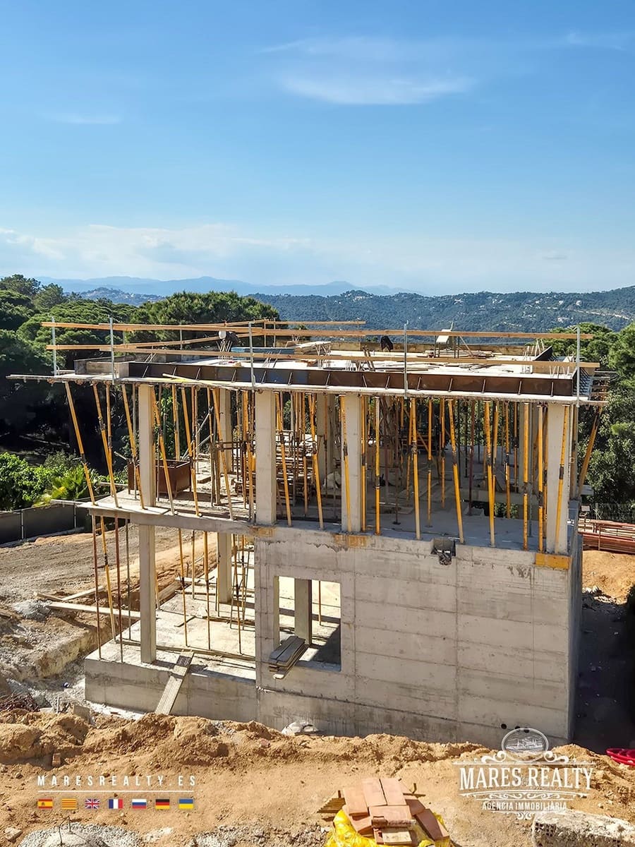 3 makuuhuone Huvila myytävänä paikassa Lloret de Mar mukana uima-altaan 
autotalli - 480 000 € (Ref: 8834120)