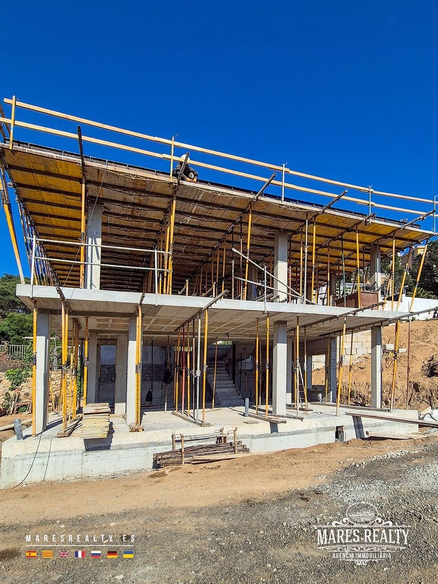 3 makuuhuone Huvila myytävänä paikassa Lloret de Mar mukana uima-altaan 
autotalli - 480 000 € (Ref: 8834120)