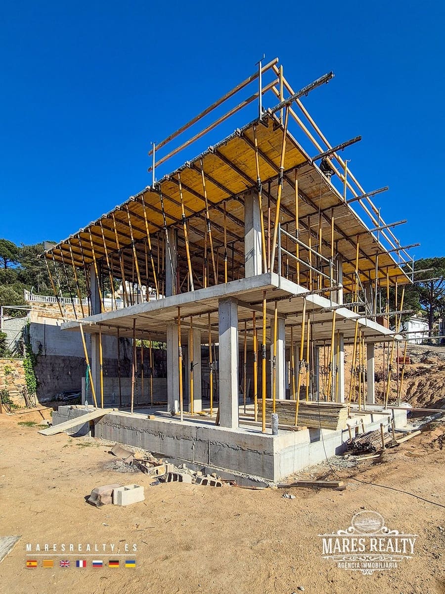 3 makuuhuone Huvila myytävänä paikassa Lloret de Mar mukana uima-altaan 
autotalli - 480 000 € (Ref: 8834120)