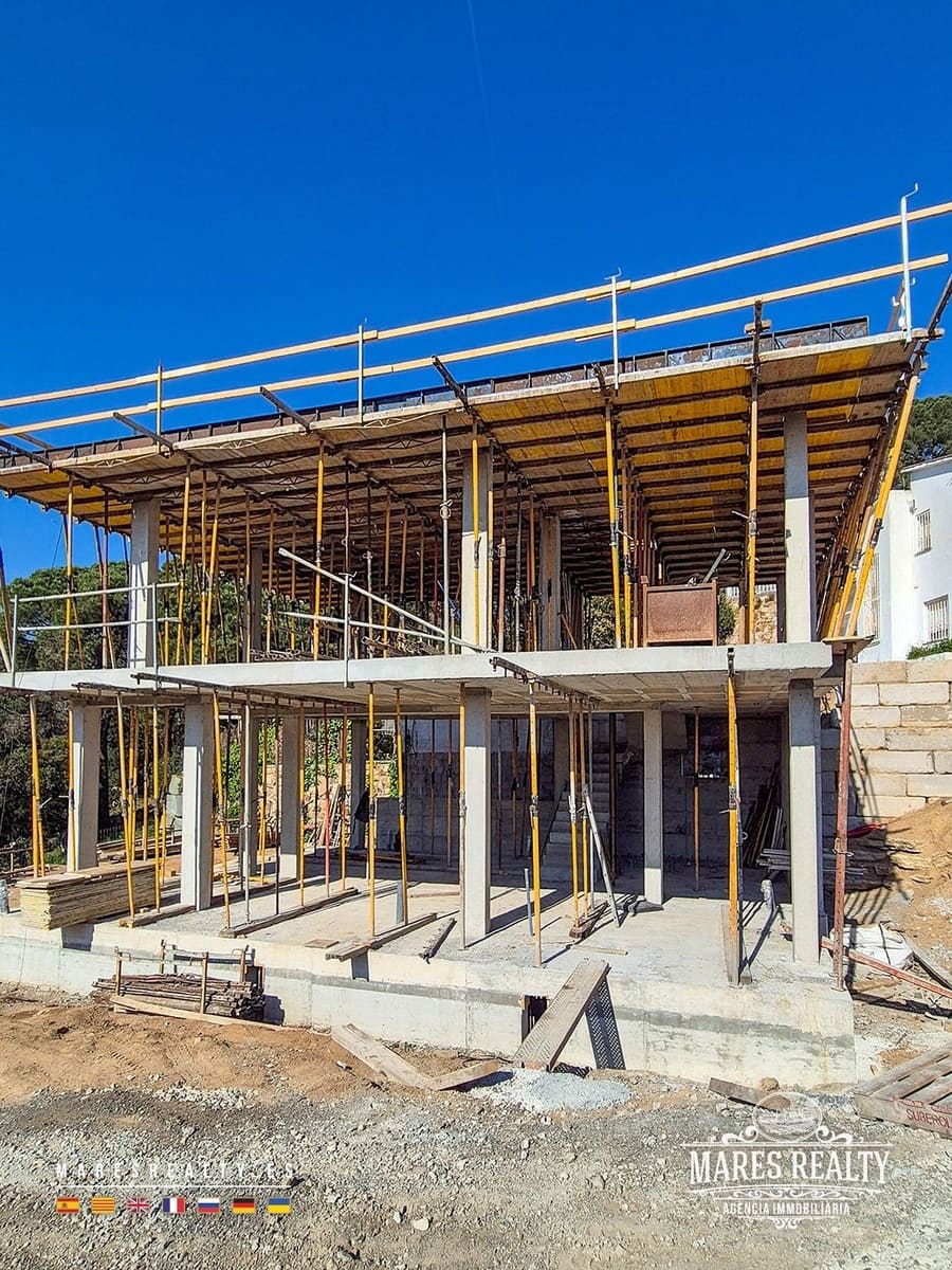 3 makuuhuone Huvila myytävänä paikassa Lloret de Mar mukana uima-altaan 
autotalli - 480 000 € (Ref: 8834120)