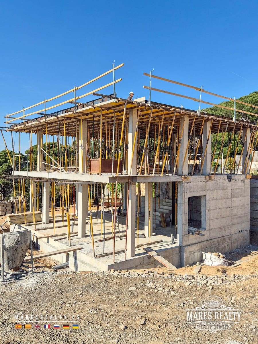 3 makuuhuone Huvila myytävänä paikassa Lloret de Mar mukana uima-altaan 
autotalli - 480 000 € (Ref: 8834120)