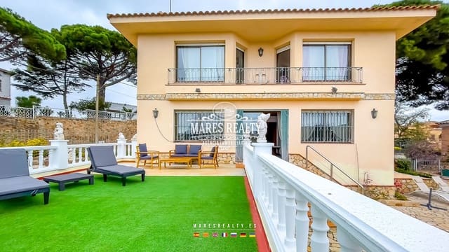 4 makuuhuone Huvila myytävänä paikassa Lloret de Mar mukana uima-altaan 
autotalli - 510 000 € (Ref: 8879687)