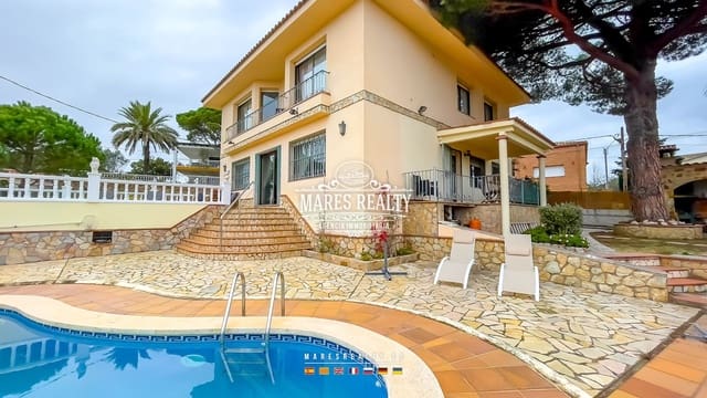 4 makuuhuone Huvila myytävänä paikassa Lloret de Mar mukana uima-altaan 
autotalli - 510 000 € (Ref: 8879687)