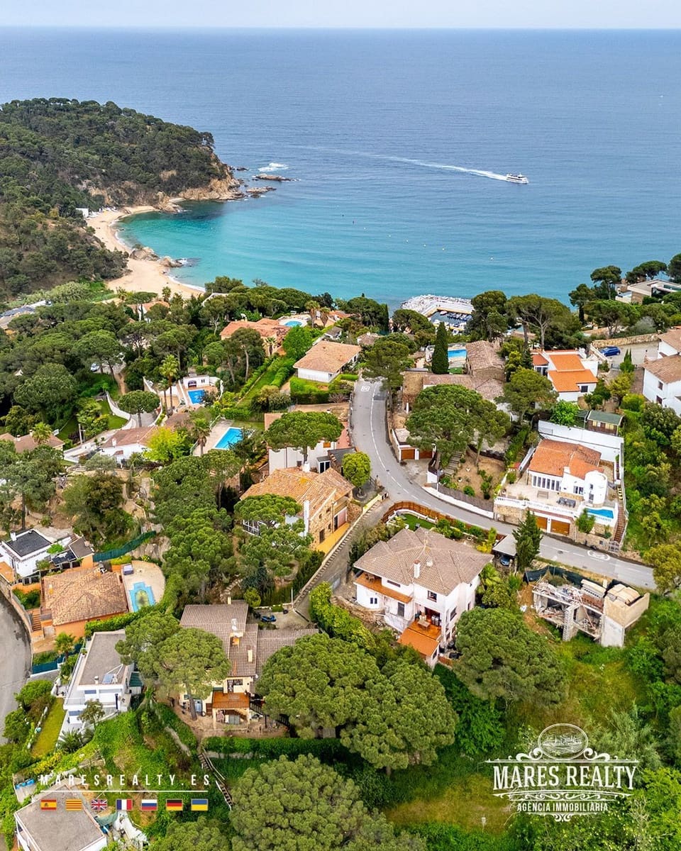 7 soveværelse Villa til salg i Lloret de Mar med swimmingpool - € 310.000 (Ref: 8980091)